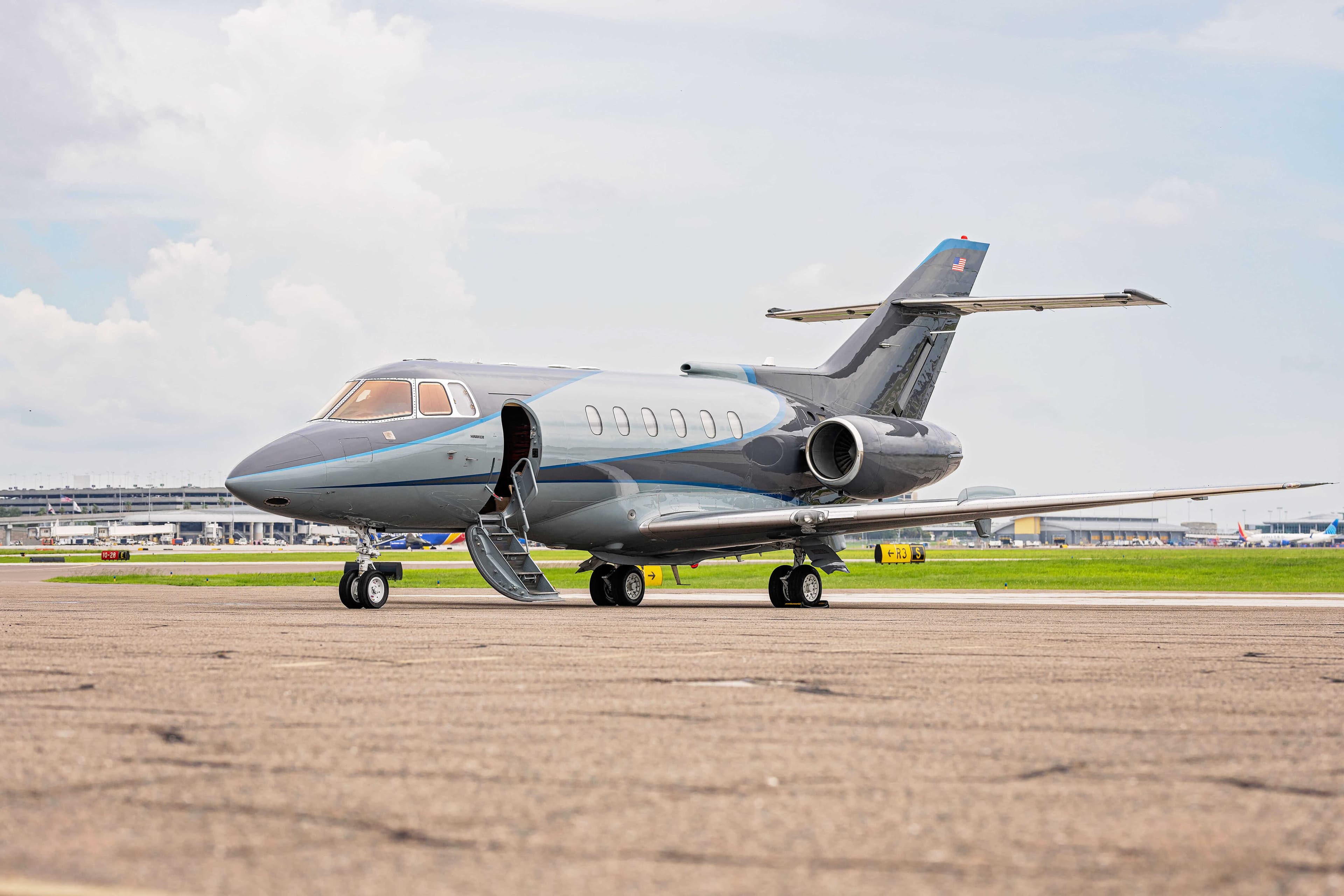 A Hawker 800A midsize jet (N117JT) on the ramp